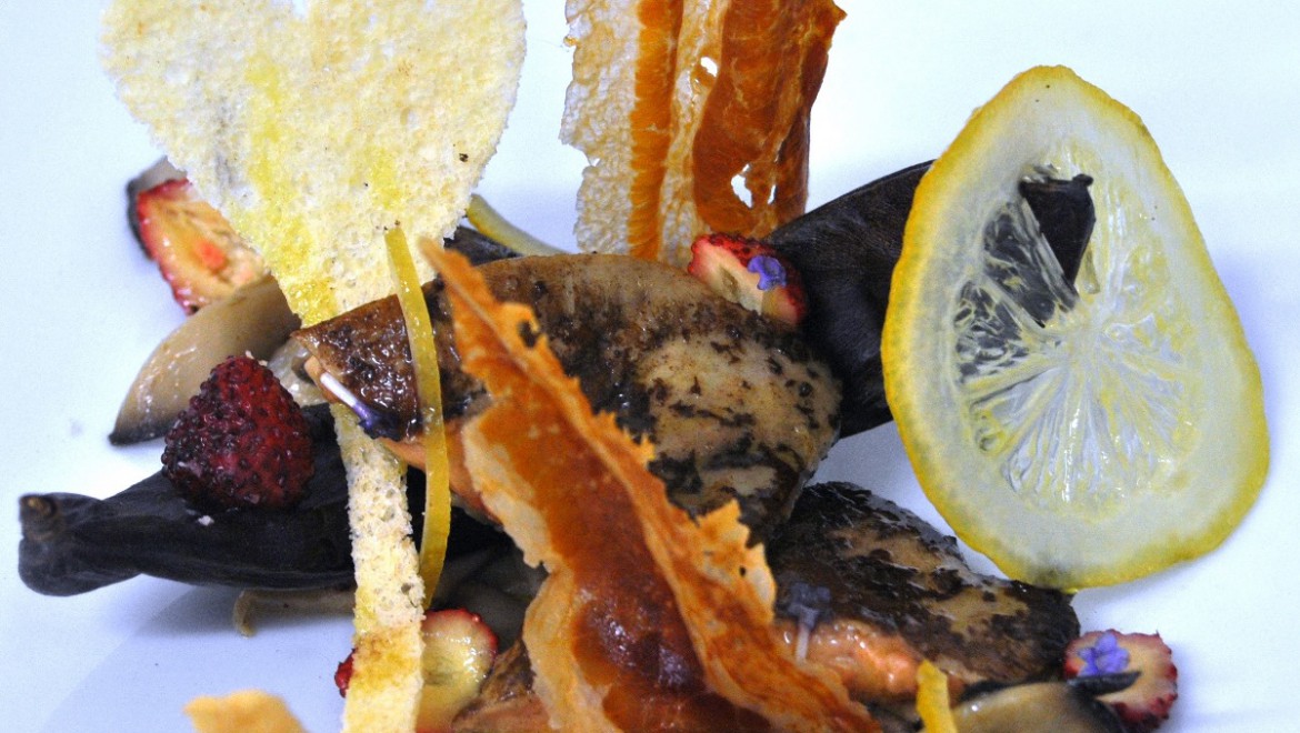 Scaloppa di foie gras  marinata al SOLERAS, pancetta di maialino nero siciliano e limoni di Interdonato canditi